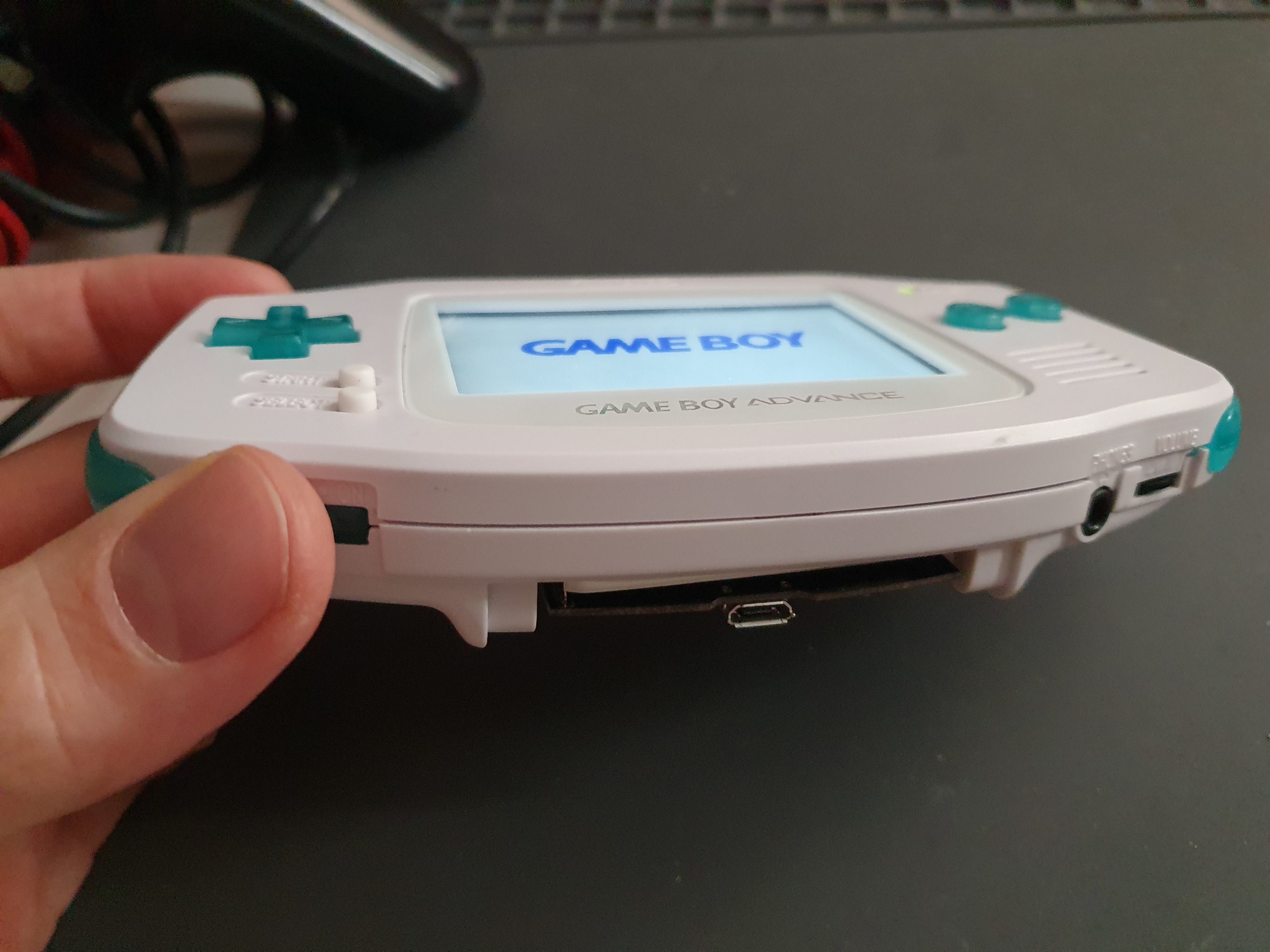 Remplacement des piles d'une Game Boy Advance - Tutoriel de réparation  iFixit